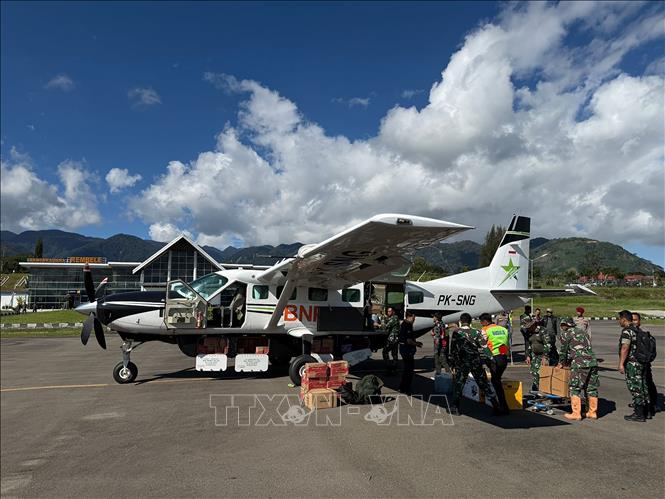 Vận chuyển nhu yếu phẩm cứu trợ tới khu vực bị ảnh hưởng bởi lũ lụt ở tỉnh Aceh, Indonesia ngày 29/11/2025. Ảnh: THX/TTXVN