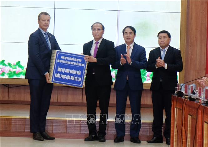 Ông Andrey Vladimirovich Yatskin, Phó Chủ tịch Thứ nhất Hội đồng Liên bang Quốc hội Liên bang Nga trao nhiều phần quà hỗ trợ nhân dân Khánh Hòa. Nguyễn Thành – TTXVN