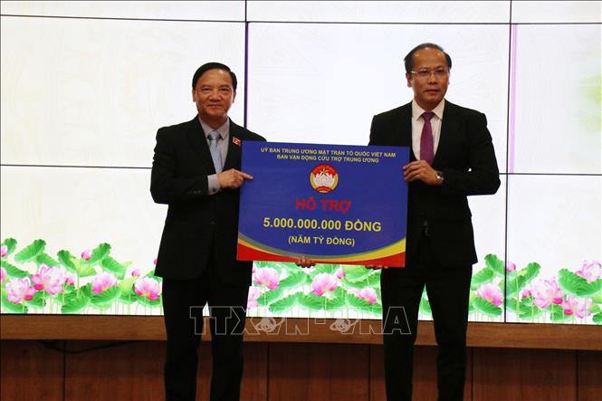 Phó Chủ tịch Quốc hội Nguyễn Khắc Định trao 5 tỷ đồng hỗ trợ nhân dân Khánh Hòa khắc phục hậu quả mưa lũ. Ảnh: Nguyễn Thành – TTXVN