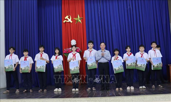 Phó Chủ tịch Quốc hội Nguyễn Khắc Định trao quà cho các em học sinh Trường Trung học cơ sở Lương Định Của (phường Tây Nha Trang, Khánh Hòa). Ảnh: Nguyễn Thành – TTXVN