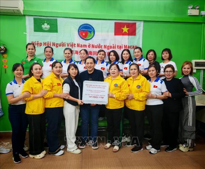 Hiệp hội người Việt Nam ở nước ngoài tại Macau (Trung Quốc) ủng hộ đồng bào vùng lũ lụt ở Miền Trung-Tây Nguyên. Ảnh: TTXVN phát