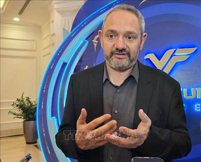 Giáo sư Raphaël Mercier, Giám đốc khoa Sinh học nhiễm sắc thể tại Viện Nghiên cứu Di truyền Cây trồng Max Planck, chia sẻ về “Hạt giống vô tính”. Ảnh: Thu Phương -TTXVN