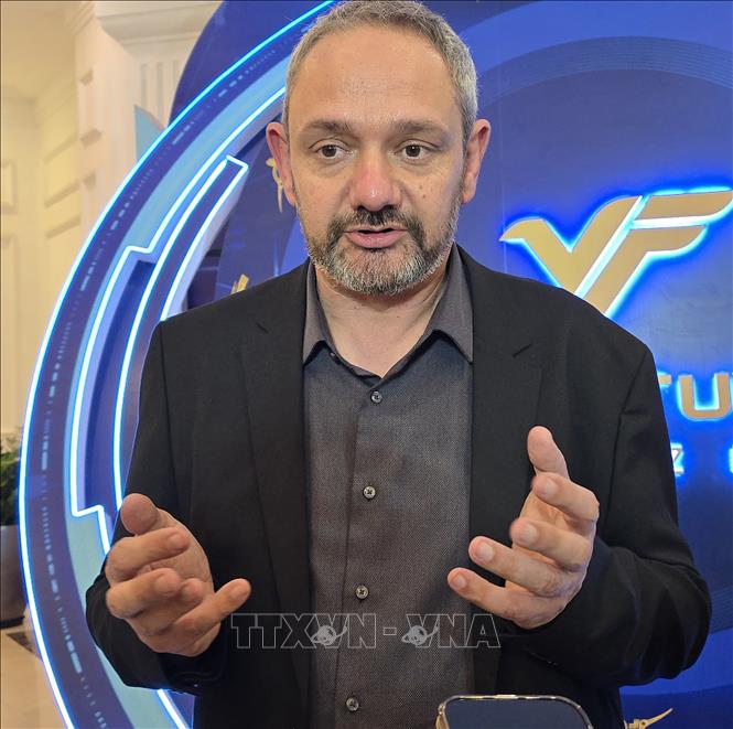 Giáo sư Raphaël Mercier, Giám đốc khoa Sinh học nhiễm sắc thể tại Viện Nghiên cứu Di truyền Cây trồng Max Planck, chia sẻ về “Hạt giống vô tính”. Ảnh: Thu Phương -TTXVN