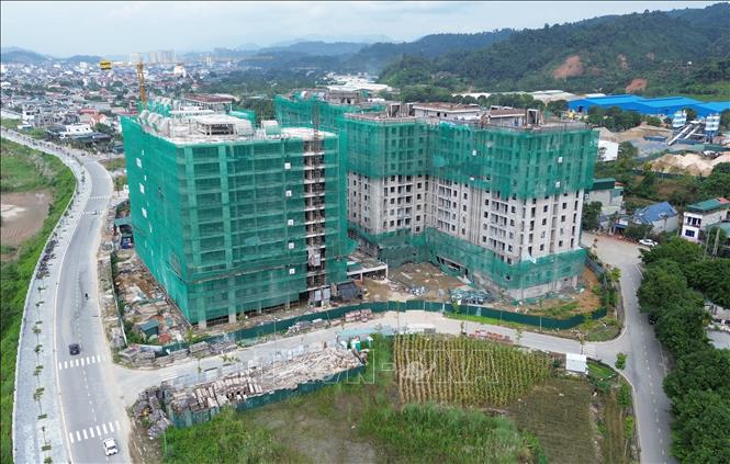 Dự án nhà ở xã hội Khu bờ tả sông Hồng, thôn Sơn Mãn, xã Vạn Hòa, phường Lào Cai đang được chủ đầu tư khẩn trương hoàn thiện đưa vào sử dụng. Ảnh: Quốc Khánh - TTXVN