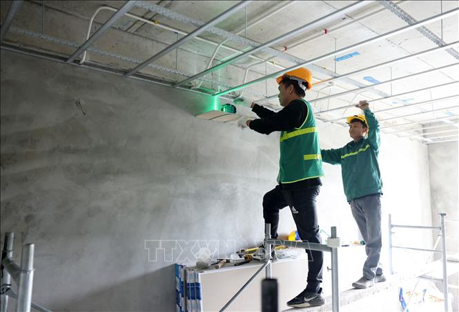 Nhà thầu thi công khẩn trương đáp ứng nhu cầu chung về tiến độ của toàn dự án. Ảnh: Quốc Khánh - TTXVN