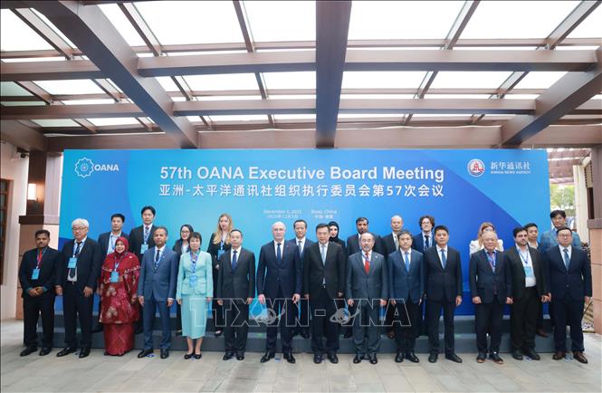 Tổng Giám đốc TTXVN Vũ Việt Trang (hàng 1, thứ 5 từ trái sang) cùng các đại biểu chụp ảnh chung. Ảnh: TTXVN phát