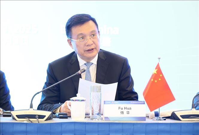 Ông Phó Hoa, Xã trưởng Tân Hoa xã phát biểu khai mạc Hội nghị. Ảnh: Công Tuyên - PV TTXVN tại Trung Quốc