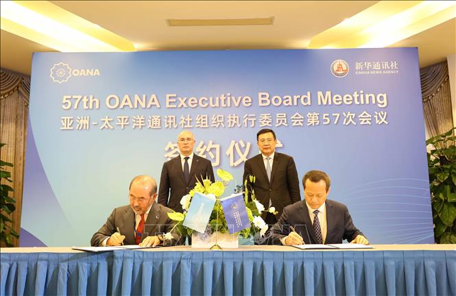 Ký kết Bản Ghi nhớ về hợp tác giữa OANA và Diễn đàn Doanh nghiệp Bác Ngao nhằm chia sẻ nguồn lực, hỗ trợ thúc đẩy phát triển kinh tế, thương mại và giao lưu văn hóa trong khu vực châu Á – Thái Bình Dương. Ảnh: Công Tuyên - PV TTXVN tại Trung Quốc