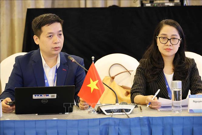 Đại diện TTXVN, nhà báo Võ Hoàng Long (trái), Phó Trưởng phòng Biên tập của Báo điện tử VietnamPlus trình bày tham luận “AI và báo chí: Khi máy móc giúp con người gia tăng sức mạnh kể chuyện” tại Phiên thảo luận thứ nhất với chủ đề “AI và Chuyển đổi Truyền thông: Đổi mới và Đạo đức”. Ảnh: Công Tuyên - PV TTXVN tại Trung Quốc