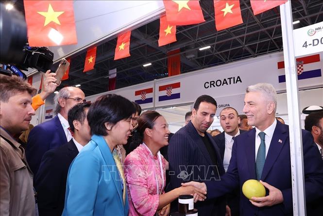 The Turkish Minister of Trade visits the Vietnamese booth. VNA/Photo by courtesy