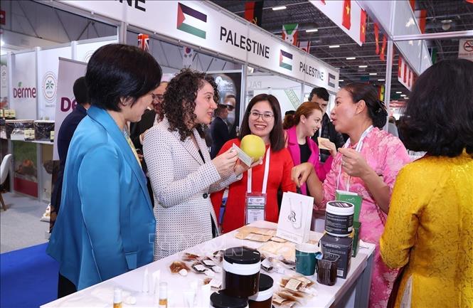 The Deputy Governor of Istanbul visits the Vietnamese booth. VNA/Photo by courtesy