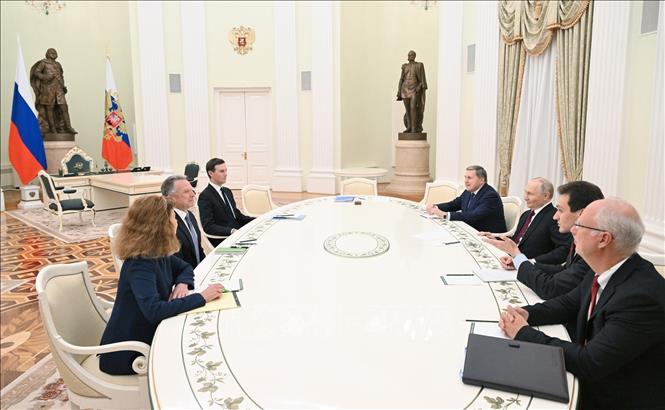 Tổng thống Nga Vladimir Putin trong cuộc gặp với đặc phái viên của Tổng thống Mỹ, ông Steve Witkoff và ông Jared Kushner tại Moskva ngày 2/12/2025. Ảnh: AA/TTXVN