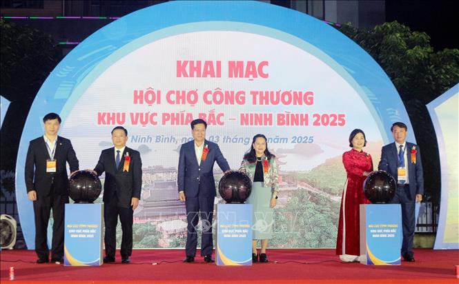 Đại biểu thực hiện nghi thức khai mạc hội chợ. Ảnh: Nguyễn Chinh - TTXVN