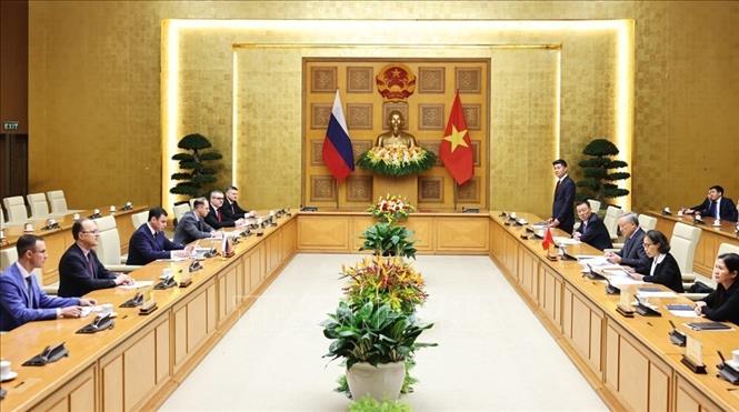 Permanent Deputy Prime Minister Nguyen Hoa Binh meets with Aide to the Russian President Dmitry Mironov. VNA Photo: Minh Đức 