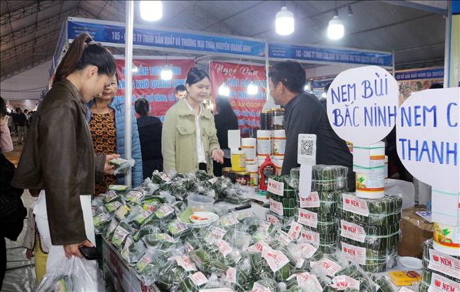 Các gian hàng nông sản chế biến thu hút đông người dân tham quan, mua sắm. Ảnh: Nguyễn Chinh - TTXVN