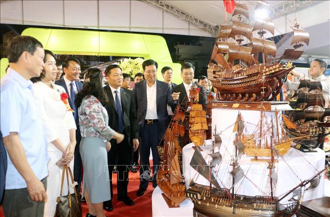 Khu vực giới thiệu các mặt hàng thủ công mỹ nghệ cao cấp. Ảnh: Nguyễn Chinh - TTXVN