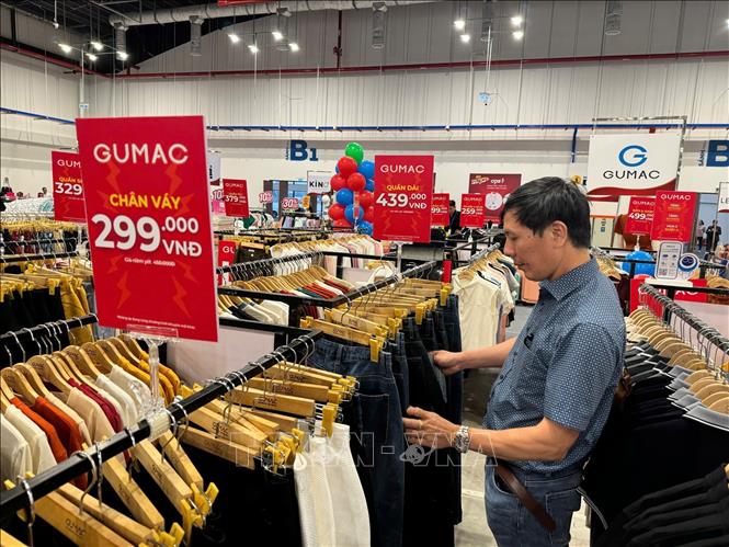 Khách hàng đang trải nghiệm dịch vụ mua sắm tại chương trình Binh Duong Mega Sale Ảnh: Huyền Trang - TTXVN 