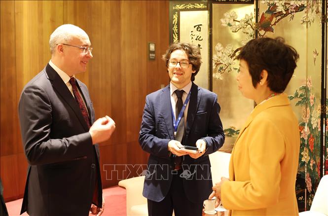 VNA General Director Vu Viet Trang meets with TASS Director General Andrey Kondrashov. VNA Photo: Công Tuyên 