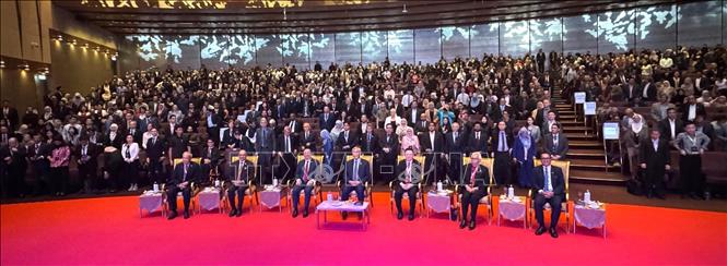 Tổng thư ký ASEAN Kao Kim Hourn (hàng đầu, thứ ba từ phải) và các đại biểu tại Hội nghị Đối thoại Cyberjaya. Ảnh: Viên Luyến – PV TTXVN tại Malaysia