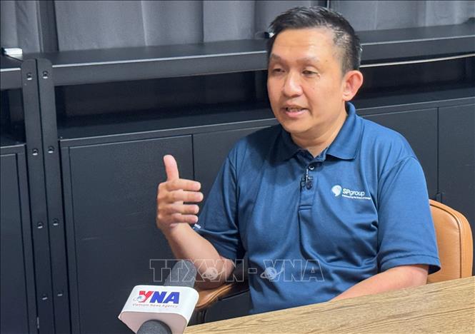 Ông Steve Seah, Giám đốc Ban quản lý Dự án giải pháp năng lượng bền vững của SP trao đổi với PV TTXVN tại Singapore. Ảnh: Ngọc Khương/TTXVN tại Singapore