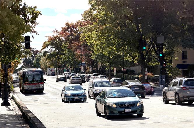 Xe ô tô đang lưu thông trên một tuyến phố chính ở thủ đô Washington D.C. Ảnh: Ngọc Quang - PV TTXVN tại Mỹ 