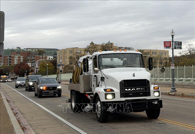 Xe ô tô đang lưu thông trên một tuyến phố ở thủ đô Washington D.C. Ảnh: Ngọc Quang - PV TTXVN tại Mỹ 