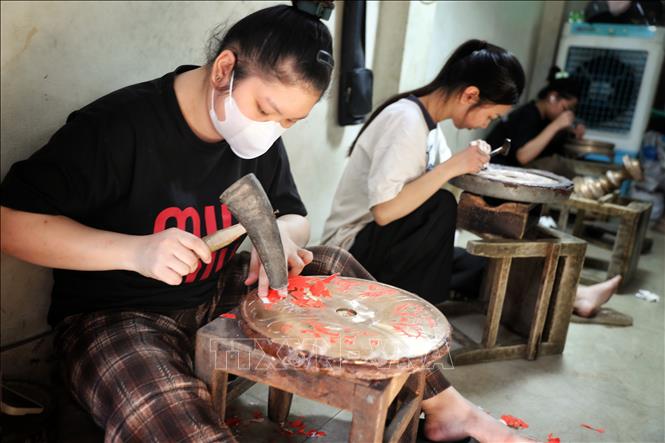 Nghề truyền thống thu hút nhiều lao động trẻ ở địa phương. Ảnh: Danh Lam-TTXVN