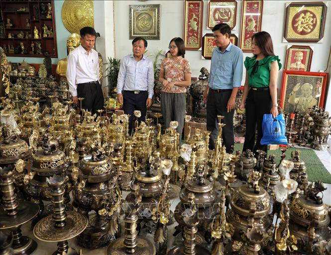 Khách đến tham quan, mua hàng tại các gian trưng bày tại làng nghề. Ảnh: Danh Lam-TTXVN