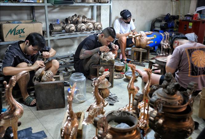 Nghề truyền thống thu hút nhiều lao động trẻ ở địa phương. Ảnh: Danh Lam-TTXVN