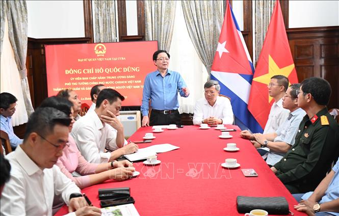 Phó Thủ tướng Hồ Quốc Dũng và đoàn thăm Đại sứ quán Việt Nam và gặp mặt cộng đồng người Việt đang sinh sống, học tập tại Cuba. Ảnh: Việt Hùng - PV TTXVN tại Cuba