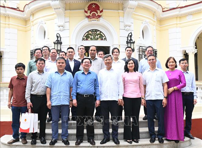 Phó Thủ tướng Hồ Quốc Dũng và đoàn thăm Đại sứ quán Việt Nam và gặp mặt cộng đồng người Việt đang sinh sống, học tập tại Cuba. Ảnh: Việt Hùng - PV TTXVN tại Cuba