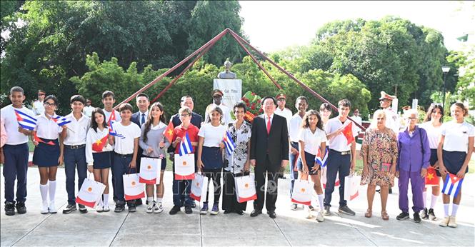 Phó Thủ tướng Hồ Quốc Dũng và đoàn với các học sinh Cuba tại Công viên Hồ Chí Minh ở thủ đô La Habana. Ảnh: Việt Hùng - PV TTXVN tại Cuba