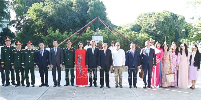 Phó Thủ tướng Hồ Quốc Dũng và đoàn dâng hoa tại tượng Chủ tịch Hồ Chí Minh ở công viên mang tên Người, thủ đô La Habana. Ảnh: Việt Hùng - PV TTXVN tại Cuba