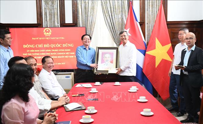 Phó Thủ tướng Hồ Quốc Dũng và đoàn thăm Đại sứ quán Việt Nam và gặp mặt cộng đồng người Việt đang sinh sống, học tập tại Cuba. Ảnh: Việt Hùng - PV TTXVN tại Cuba