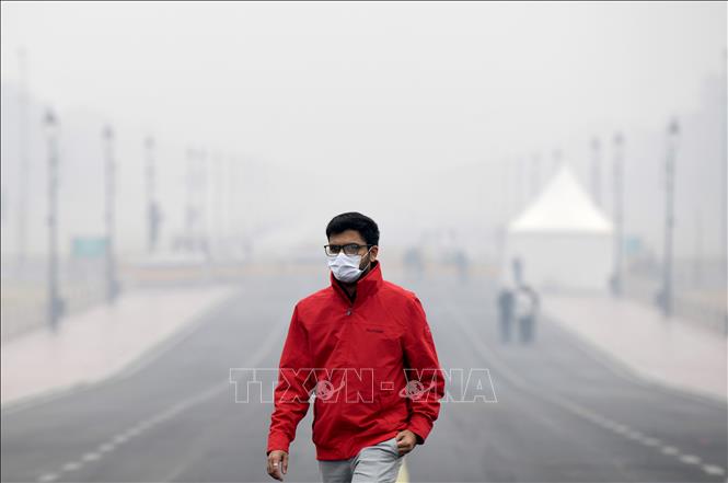 Người dân phải đeo khẩu trang khi ra đường trong bối cảnh ô nhiễm không khí nghiêm trọng tại New Delhi, Ấn Độ. Ảnh: ANI/TTXVN