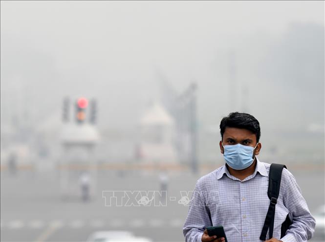 Người dân phải đeo khẩu trang khi ra đường trong bối cảnh ô nhiễm không khí nghiêm trọng tại New Delhi, Ấn Độ. Ảnh: ANI/TTXVN