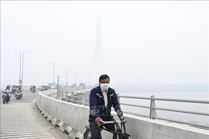 Người dân phải đeo khẩu trang khi ra đường trong bối cảnh ô nhiễm không khí nghiêm trọng tại New Delhi, Ấn Độ. Ảnh: ANI/TTXVN