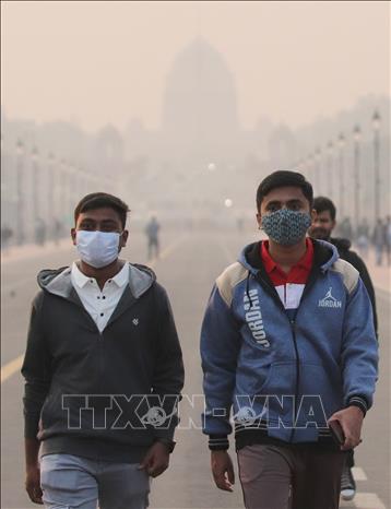 Người dân phải đeo khẩu trang khi ra đường trong bối cảnh ô nhiễm không khí nghiêm trọng tại New Delhi, Ấn Độ. Ảnh: ANI/TTXVN