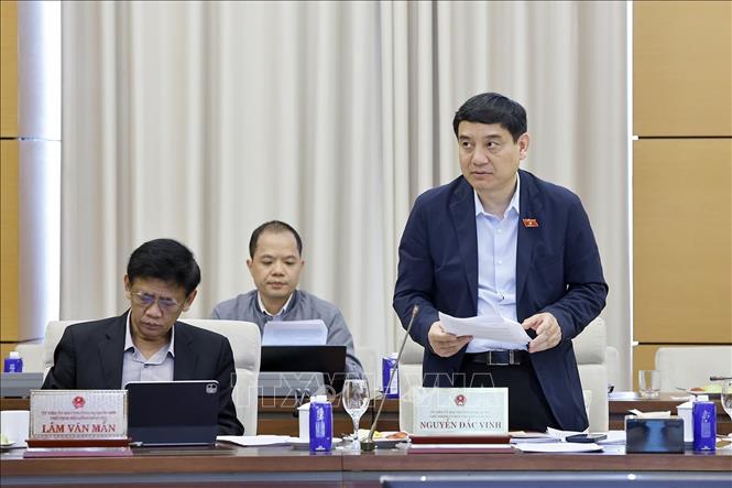 Chủ nhiệm Ủy ban Văn hóa và Xã hội của Quốc hội Nguyễn Đắc Vinh trình bày báo cáo ý kiến đối với nội dung cơ quan trình dự kiến tiếp thu, giải trình và chỉnh lý các dự án luật, nghị quyết trong lĩnh vực giáo dục . Ảnh: Doãn Tấn - TTXVN
