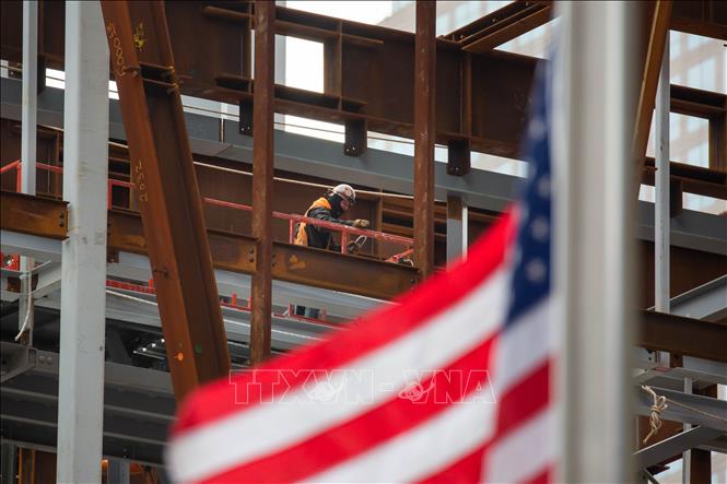 Công nhân làm việc tại công trường xây dựng ở New York, Mỹ. Ảnh: THX/TTXVN