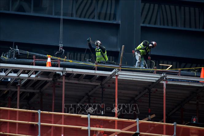 Công nhân làm việc tại công trường xây dựng ở New York, Mỹ. Ảnh: THX/TTXVN