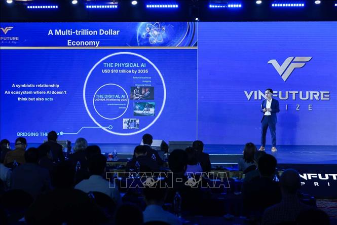 PGS. Nguyễn Trung Quân - Đại học Nam California (Hoa Kỳ), Chủ tịch kiêm Giám đốc chiến lược của Vinmotion thuyết trình “Robot hình người và trí tuệ vật lý: Thách thức và cơ hội”. Ảnh: Hoàng Hiếu - TTXVN