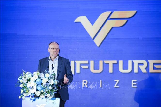 GS. Kurt Kremer  - Viện Nghiên cứu Polyme Max Planck (Đức) thuyết trình “Vật liệu mềm cho các ứng dụng robot”. Ảnh: Hoàng Hiếu - TTXVN