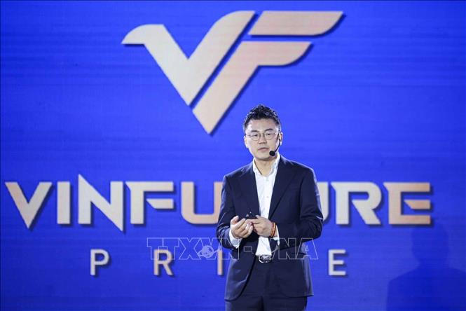 GS. Ho-Young Kim (ĐH Quốc gia Seoul, Hàn Quốc) thuyết trình “Điều khiển vật liệu mềm cho tự động hóa tiên tiến”. Ảnh: Hoàng Hiếu - TTXVN