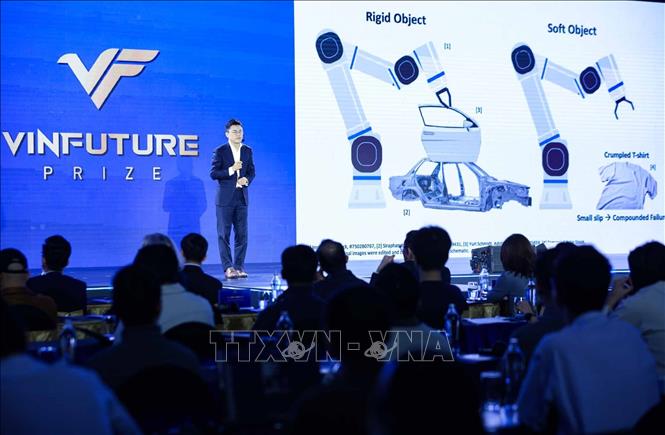 GS. Ho-Young Kim (ĐH Quốc gia Seoul, Hàn Quốc) thuyết trình “Điều khiển vật liệu mềm cho tự động hóa tiên tiến”. Ảnh: Hoàng Hiếu - TTXVN