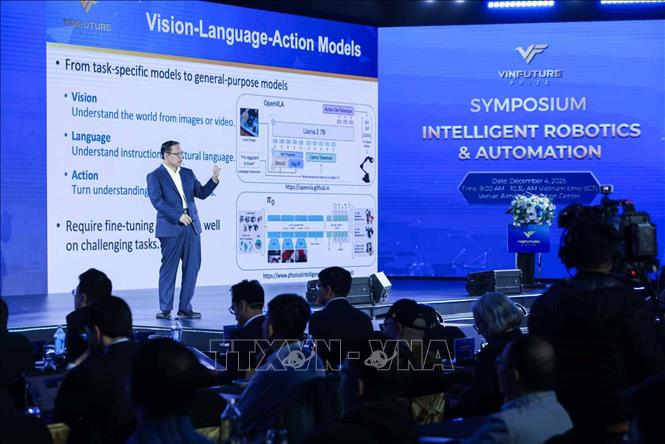 GS. Tan Yap Peng - Hiệu trưởng Trường Đại học VinUni thuyết trình “Tương tác robot thông qua các mô hình ngôn ngữ thị giác”. Ảnh: Hoàng Hiếu - TTXVN