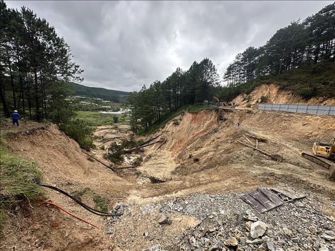 Đèo Mimosa biến thành vực sâu đêm 19/11, nay tiếp tục bị sạt lở do mưa lớn. Ảnh: Chu Quốc Hùng- TTXVN