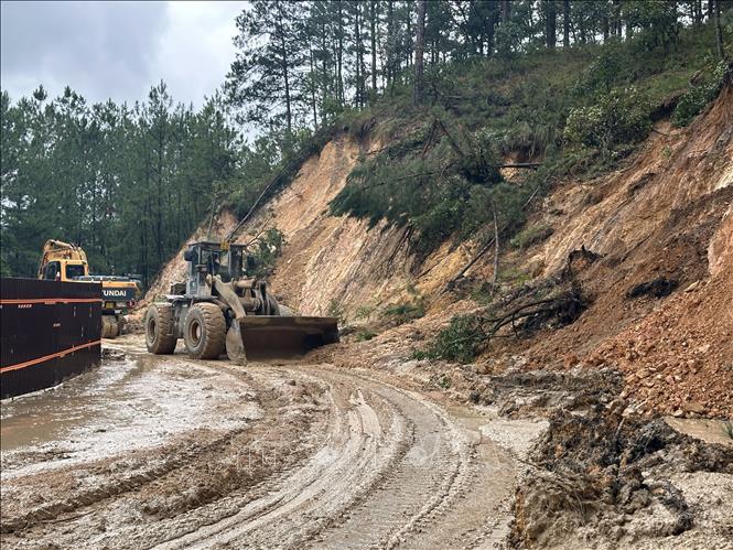 Đêm 3/12/2025, sạt lở tiếp tục xảy ra, gây ách tắc tuyến đường cửa ngõ Đà Lạt dành cho xe tải đang được khắc phục sau sự cố sạt lở hôm 19/11. Ảnh Chu Quốc Hùng- TTXVN