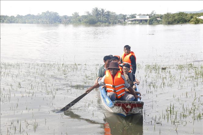 Lực lượng tình nguyện viên hỗ trợ di dời khẩn cấp người dân bị ngập đến nơi an toàn. Ảnh: Nguyễn Thanh - TTXVN