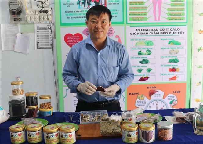 Anh Nguyễn Hữu Phúc, Giám đốc Hợp tác xã Thiên Phúc, đã nghiên cứu, chế biến kẹo dinh dưỡng từ hạt thanh long. Ảnh: Hữu Chí - TTXVN